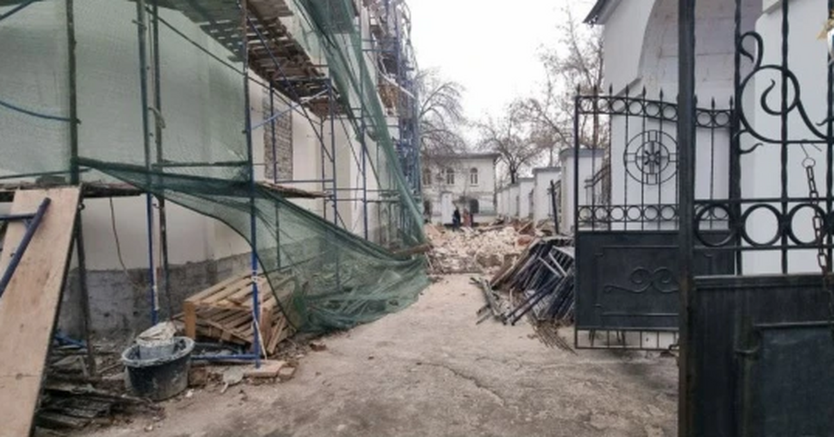 На стройке нарушались правила безопасности при ...