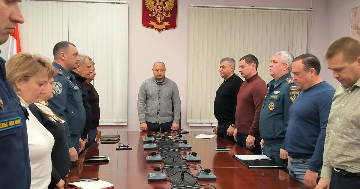 В Сызрани почтили память погибших при атаке БПЛА на предприятие Заседание мэрии города началось с минуты молчания