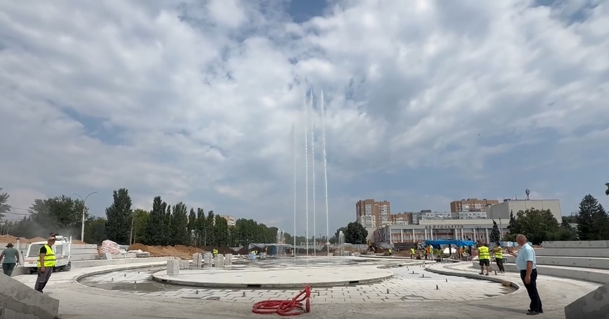 В Тольятти провели пробный запуск нового фонтана Губернатор поручил подрядной организации сократ...
