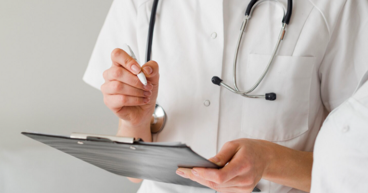 Эрик Праздников поддержал введение цветовой униформы для медиков Вице-президент Общества врачей России Эрик Праз...