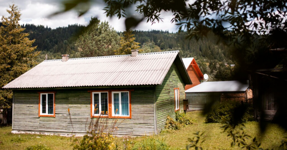 Проведя 3 года в деревне, поняли, что тут нужно зарабатывать далеко не сельским хозяйством - такие доходы даже в городе представить не могли Идея «сбежать из города в деревню, завести куро...