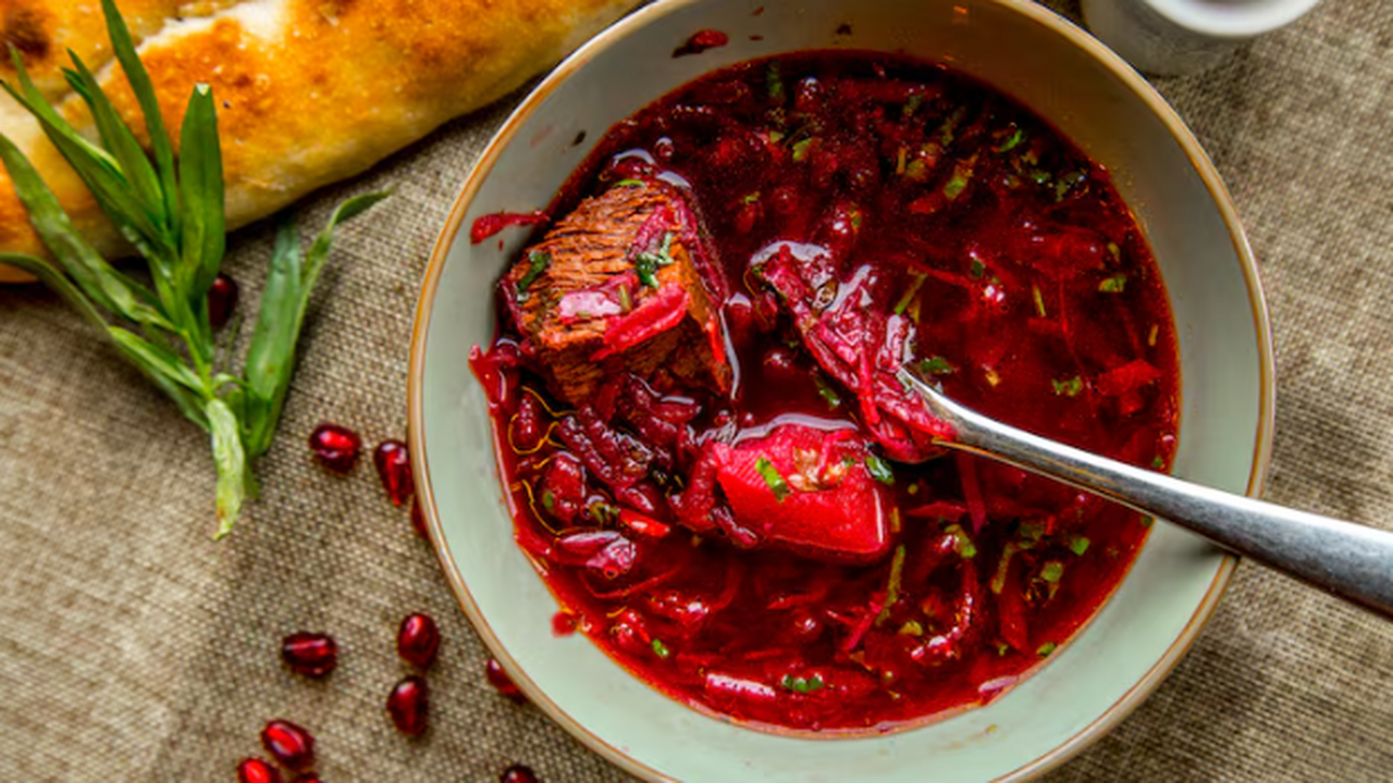 Добавляю щепотку этой специи в борщ — вкус как у бабушки, а весь процесс укладывается в 20 минут Секрет в одной специи и умной заготовке Бабушки...