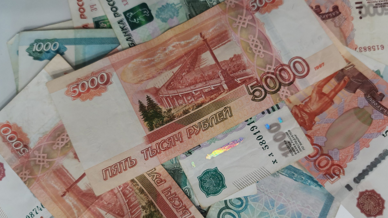 Россиянам решили срочно дать по 10 000 рублей от СФР. Названа точная дата прихода денег на карту в мае В мае 2025 года миллионы россиян получат щедрые...