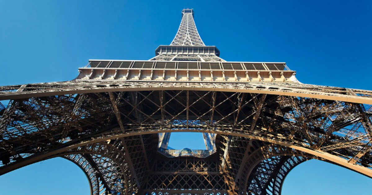 Эйфелева башня ежегодно меняет свою высоту в за...