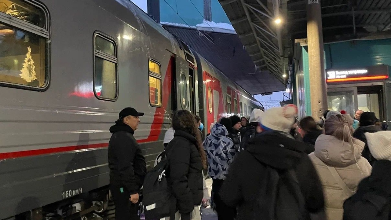 «Это мое место»: что делать, если сосед ругается и требует оставить нижнюю полку в поезде — проводник со стажем дал совет Правила, установленные для поведения в поездах,...