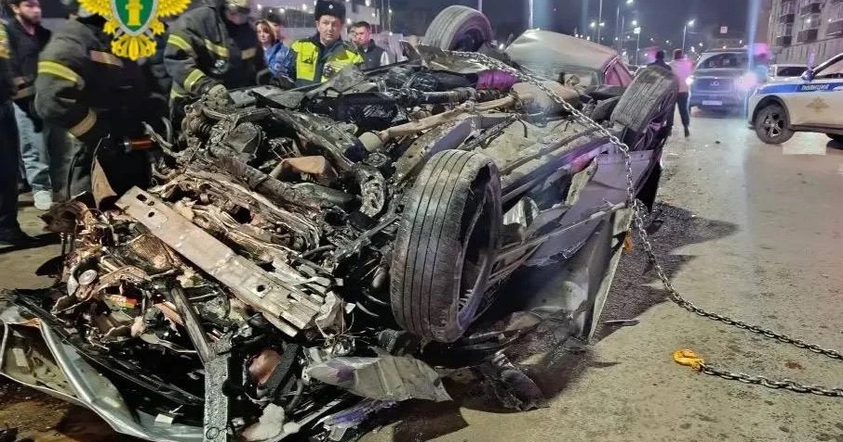 Машина врезалась в ограждение, перевернулась и ...