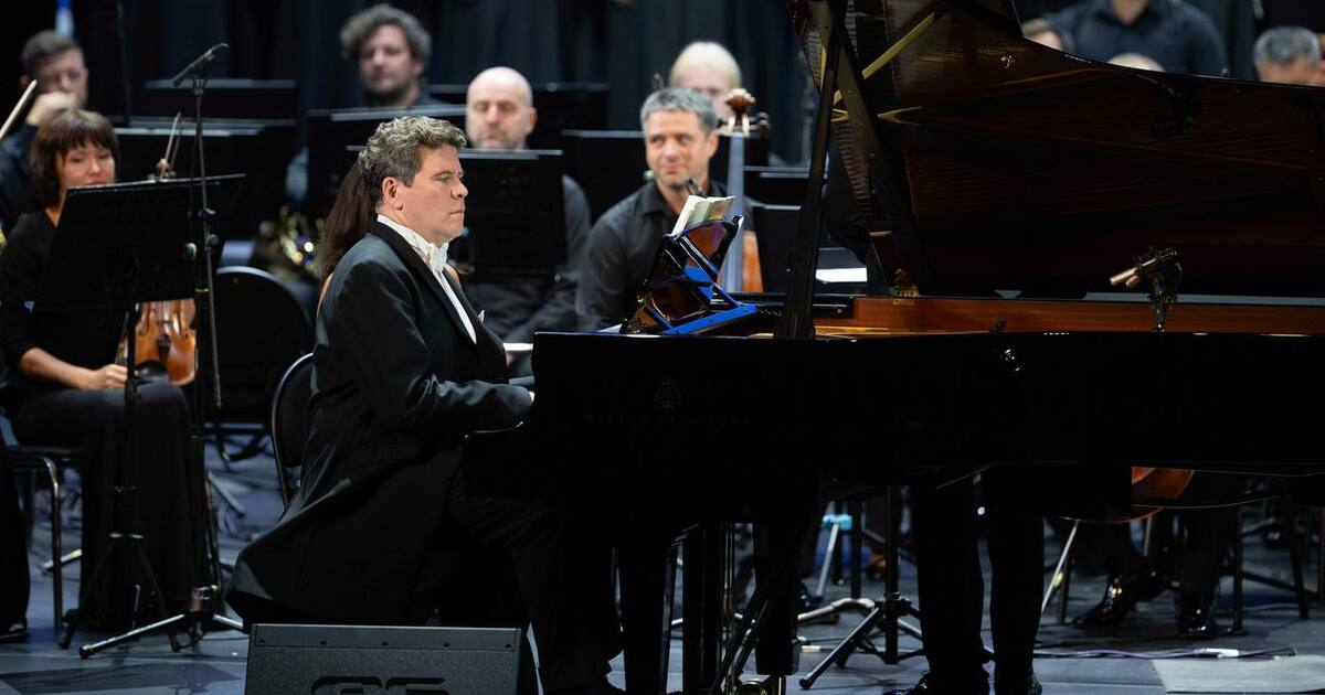 Его основная идея — объединение на одной сцене ...