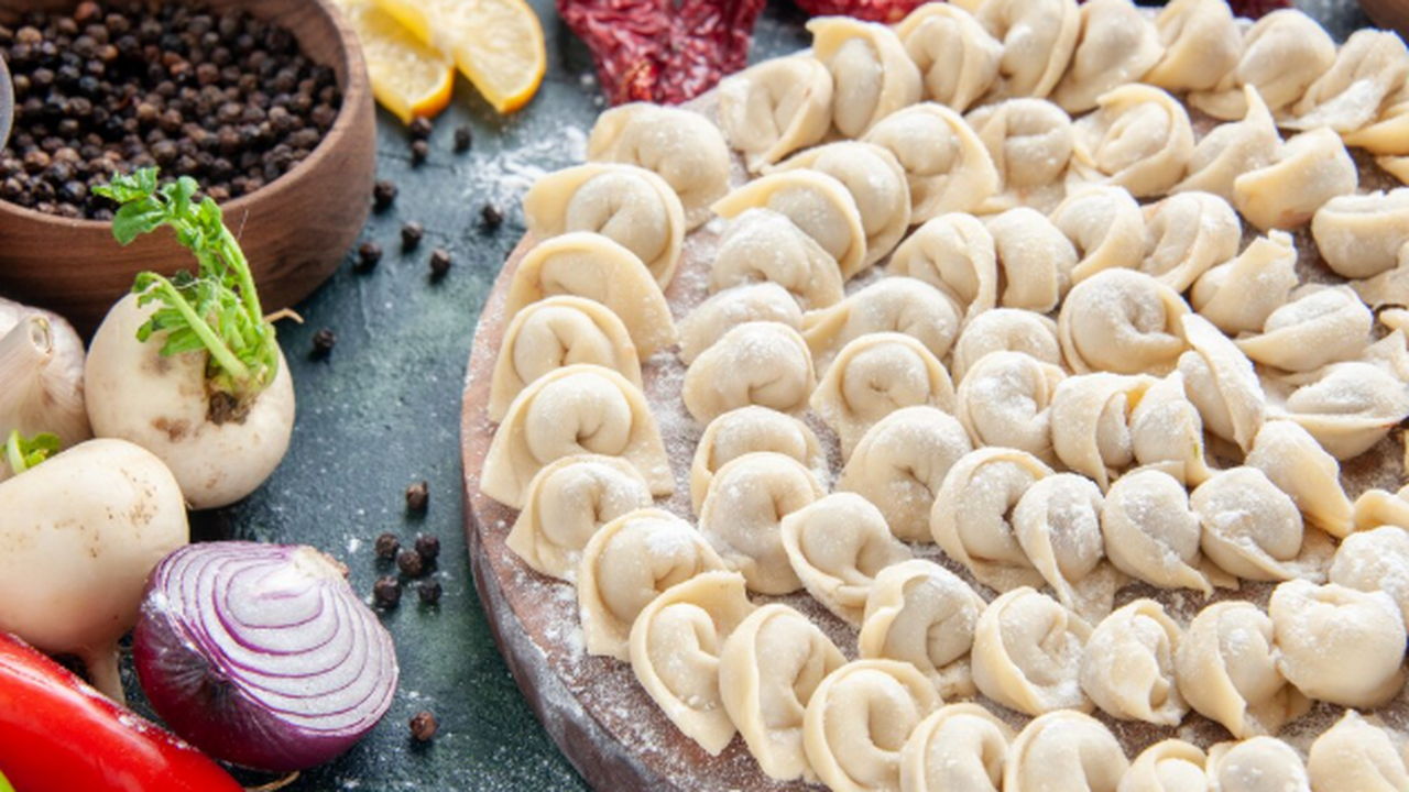 Пельмени станут вкуснее, чем в ресторане: вот что для этого нужно сделать — знают лишь опытные хозяйки Три простых добавки, которые поднимут пельмени ...