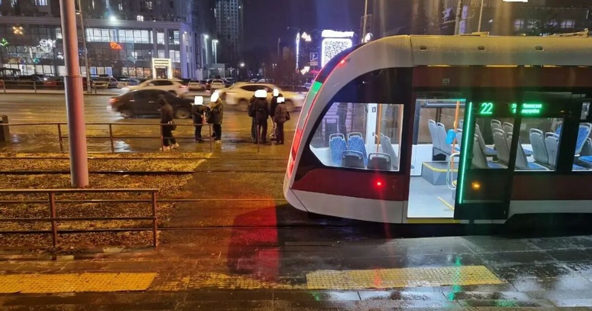 Трамвай сбил человека на улице Ново-Садовой 17 ноября 2025 года в городе Самаре, на транспо...