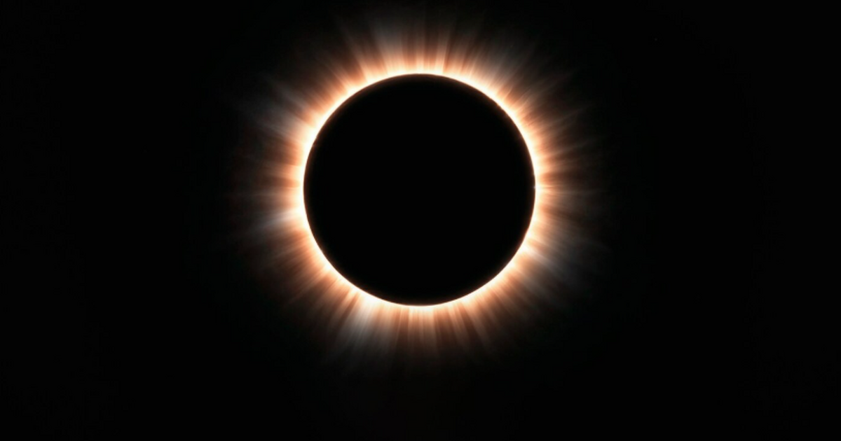 В Антарктиде 17 февраля началось редкое кольцевое солнечное затмение Учёные сообщили о редком кольцевом солнечном за...