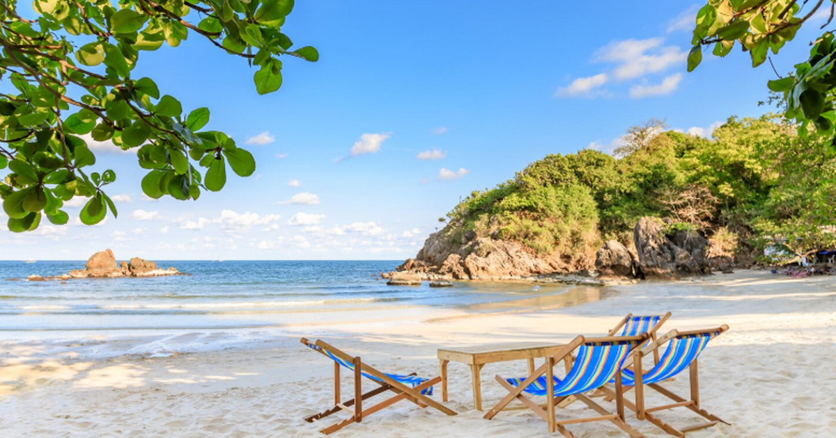 После крушения контейнеровоза Sealloyd Arc у бе...