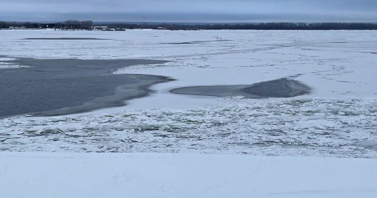 С наступлением тепла лёд на реках Самарской обл...
