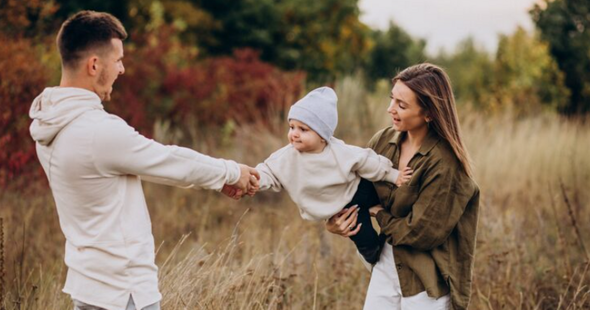 Внешнее сходство ребёнка с родителями влияет на...