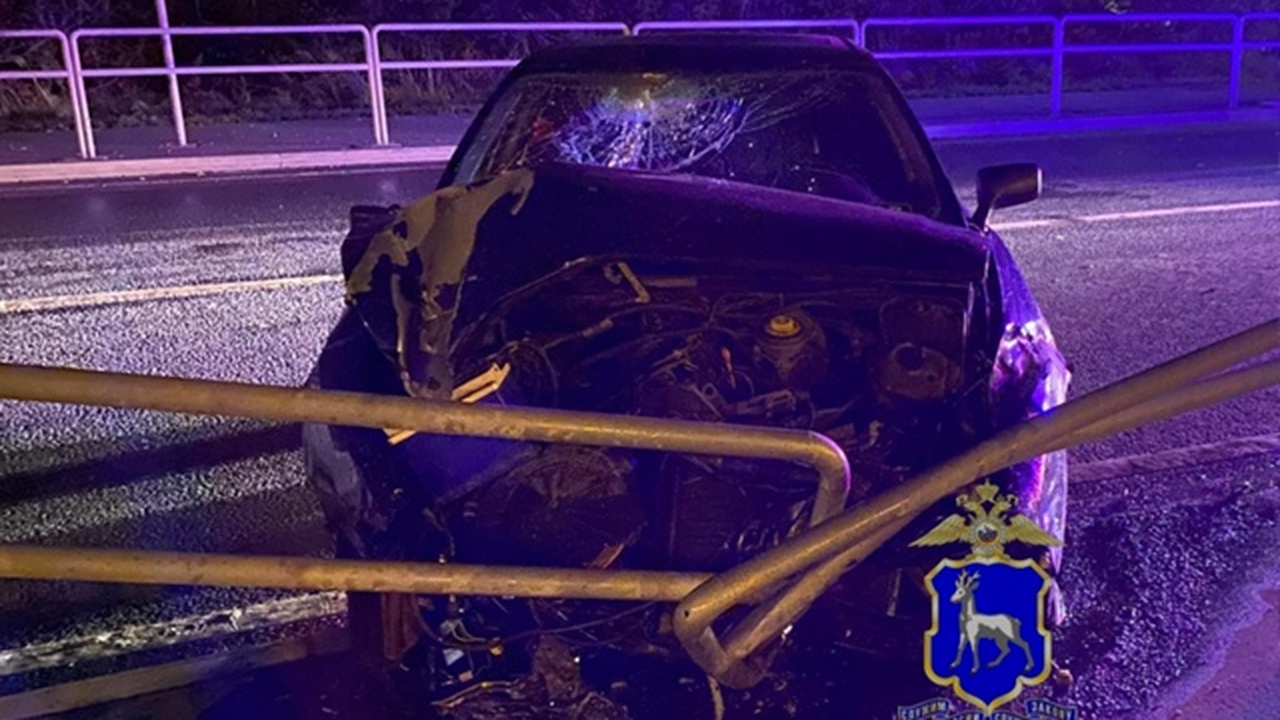 17 октября в Самаре водитель Audi 80 врезалась в опору и ограждение Всего за сутки в области произошло 5 ДТП