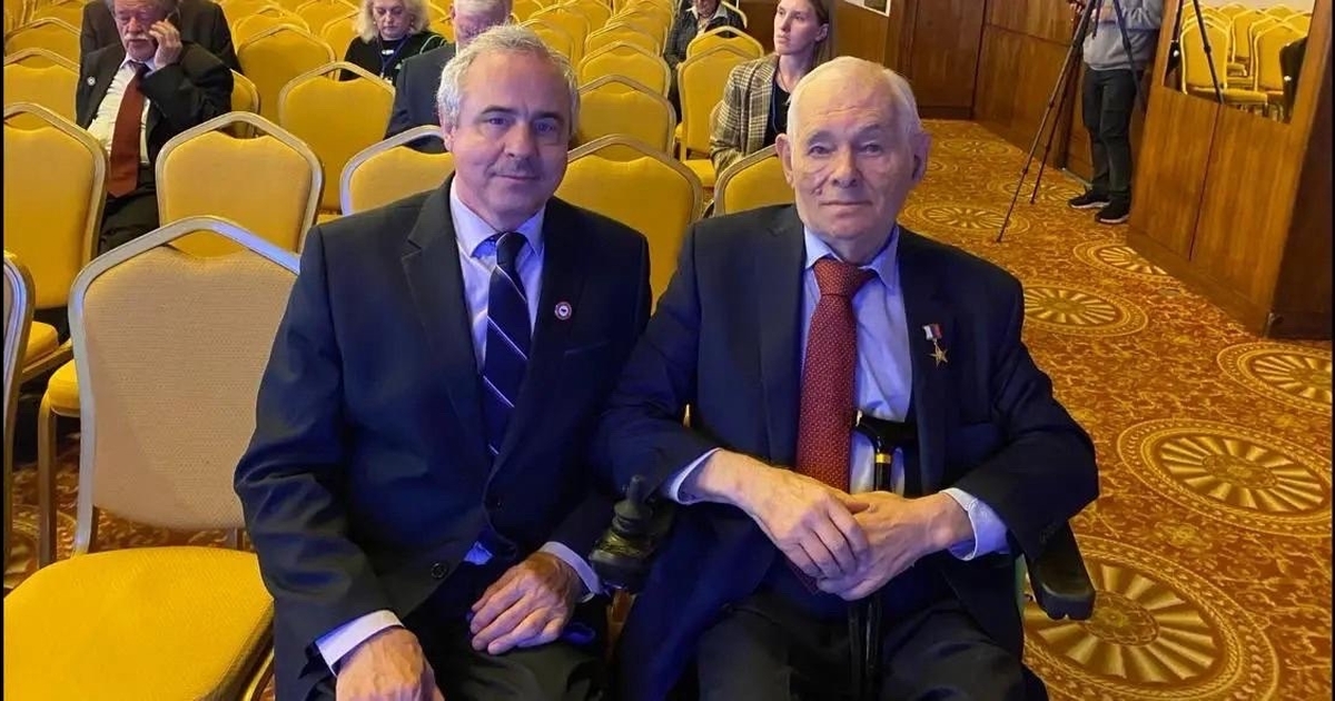 Он награждён Орденом Союза медицинского сообщес...