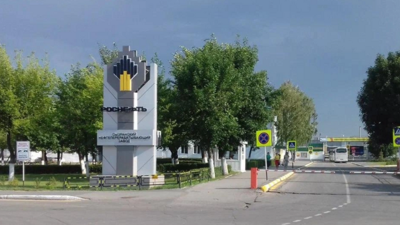 Работа Сызранского НПЗ приостановлена: идут восстановительные работы после атаки БПЛА При атаке были повреждены производственные лини...