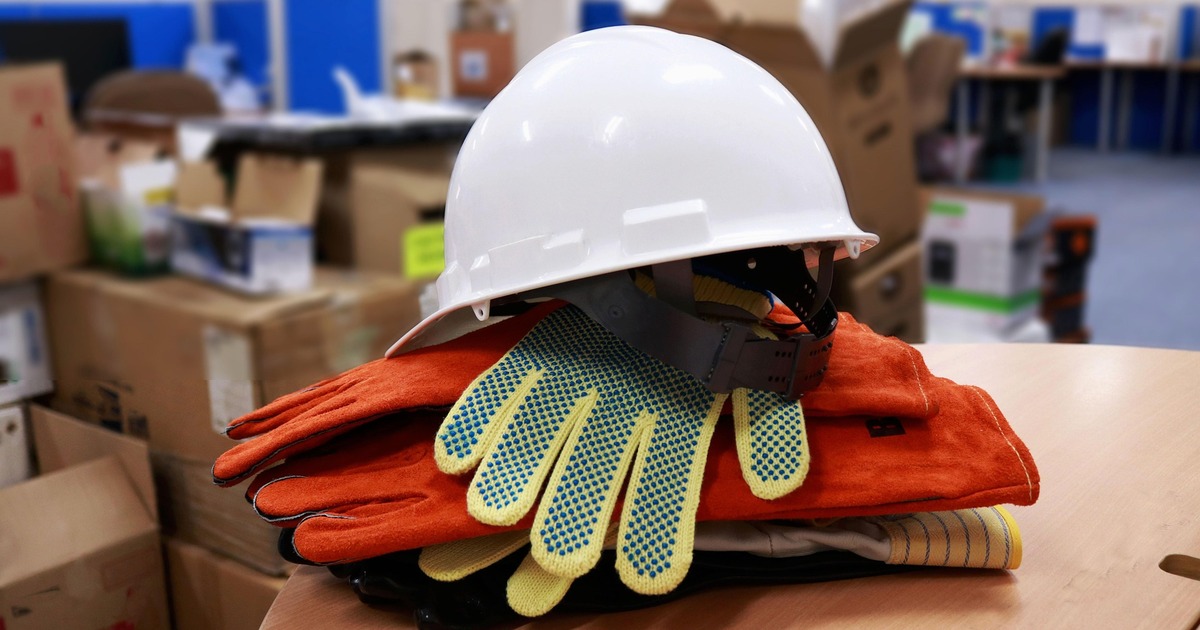 15 работников предприятия по производству ЖБИ н...