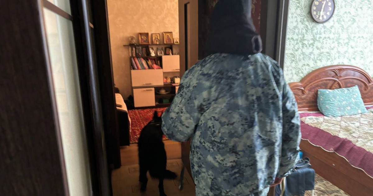 В Волжском районе полиция с помощью розыскной собаки обнаружила наркопритон Возбуждено уголовное дело по ч. 1 ст. 232 УК РФ