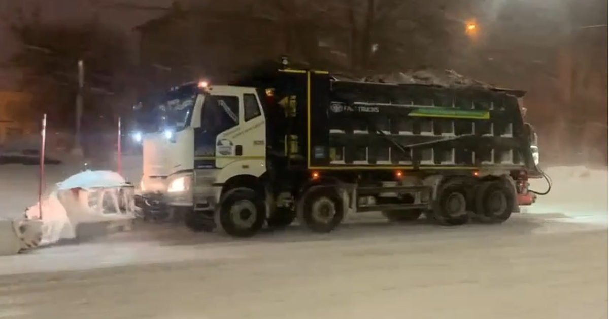 Глава Тольятти сообщил о круглосуточной уборке дорог после метели На основных дорогах задействовано 95 единиц тех...