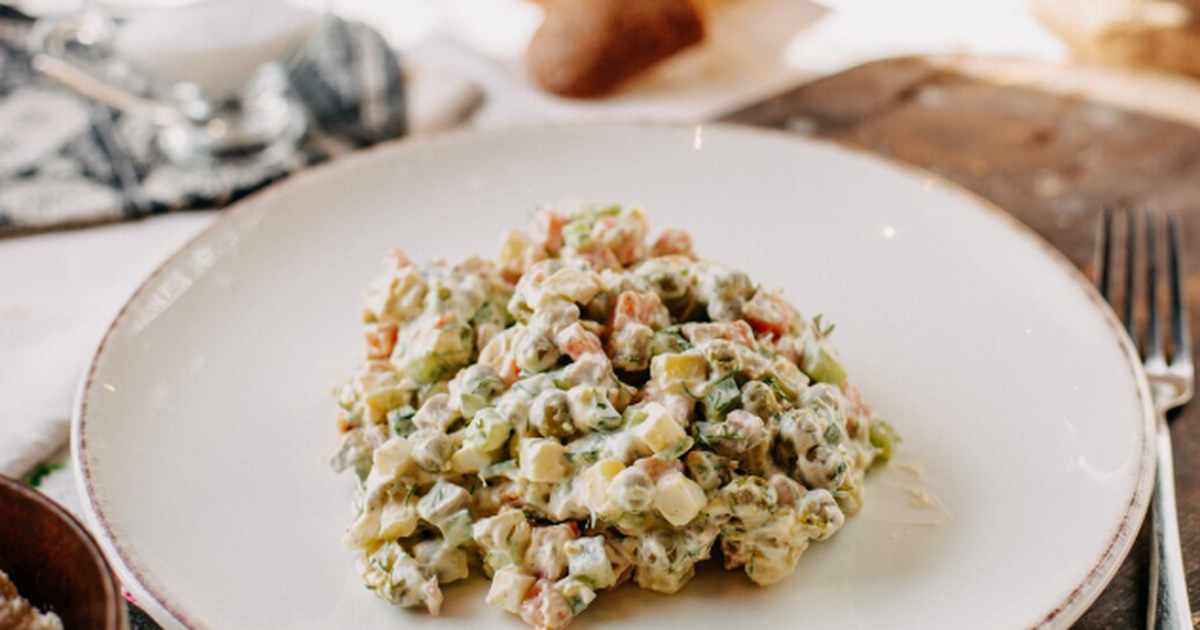 Идеальная смена «Оливье» и «Цезарю» — салат «Снежная изба» украсит любой новогодний стол: любимое сочетание в новом виде Гости только сели, а на столе — маленький зимни...