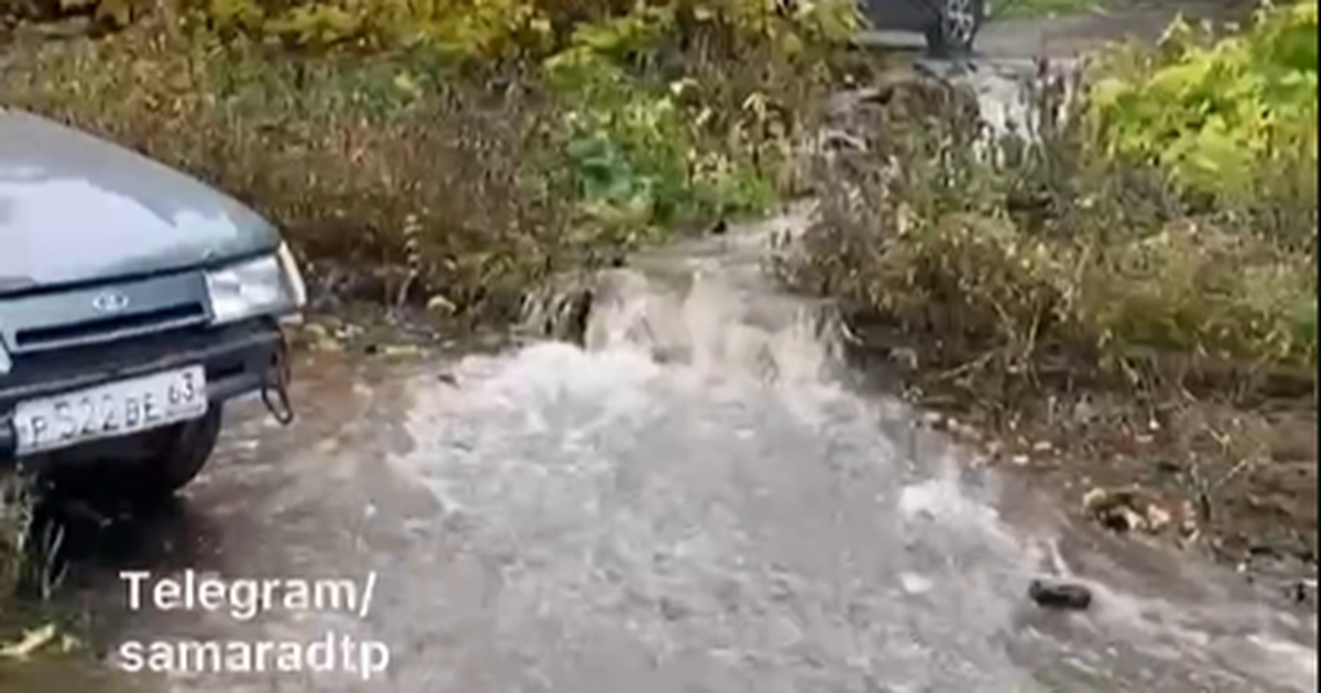 В Самаре произошел потоп из-за утечки на водоводе на Московском шоссе 26 октября 2025 года в Самаре, на пересечении М...