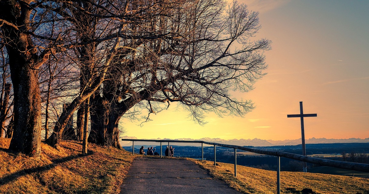 Религиовед развенчал миф: придорожные кресты указывают на храм, а не кладбище Ранее крест становился символом строящегося хра...