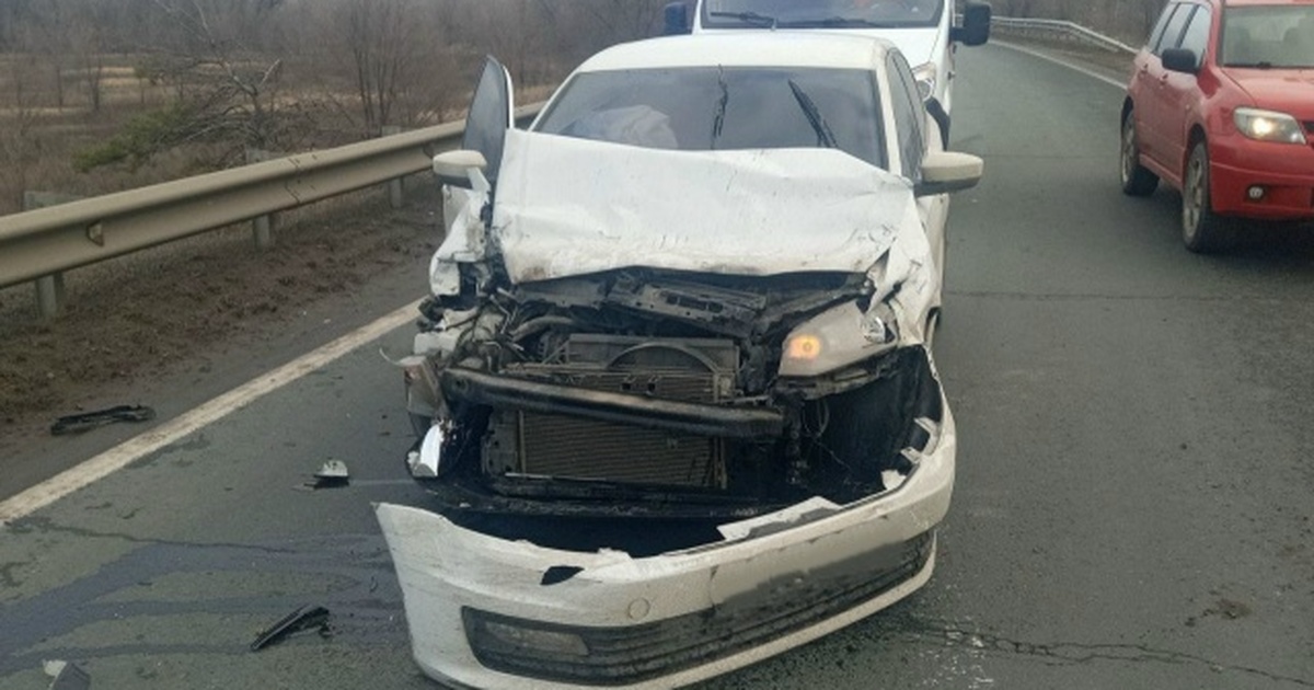 23 ноября на трассе М-5 столкнулись Volkswagen Polo и грузовик Isuzu В ДТП пострадал один человек