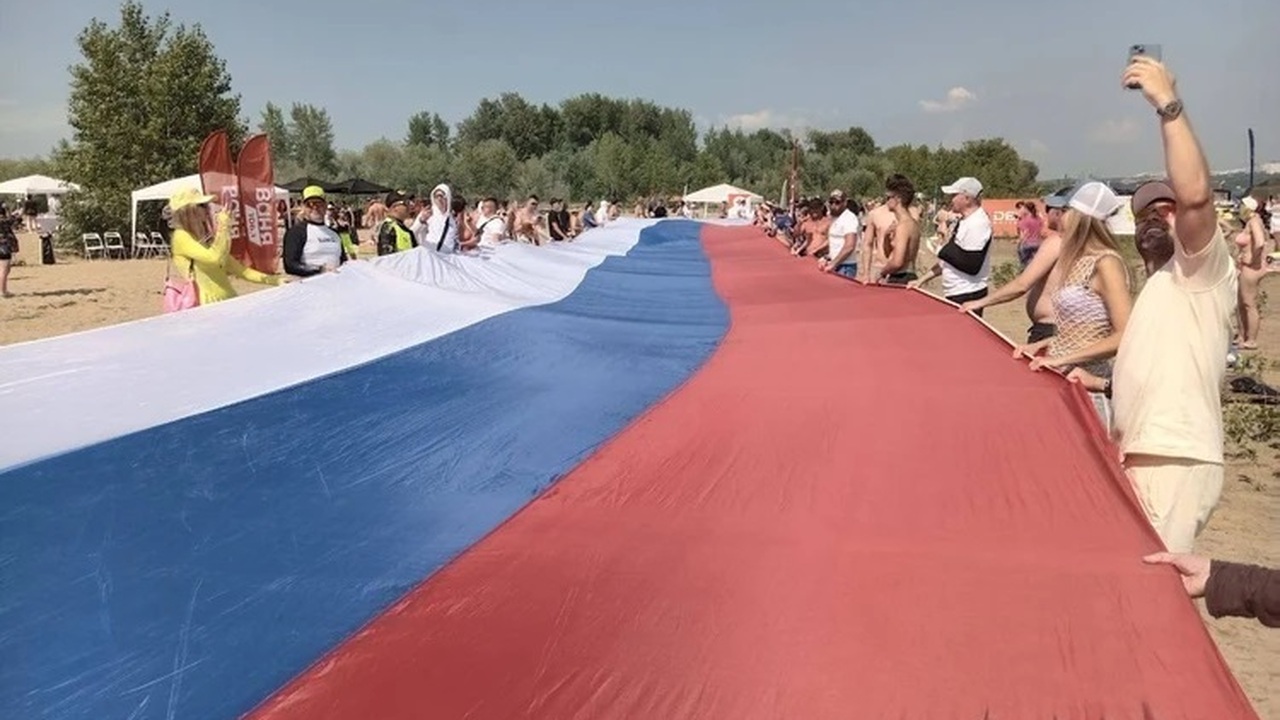 12 июня тысячи самарцев приняли участие в мероприятиях в честь Дня России На острове Голодный развернули гигантский трико...