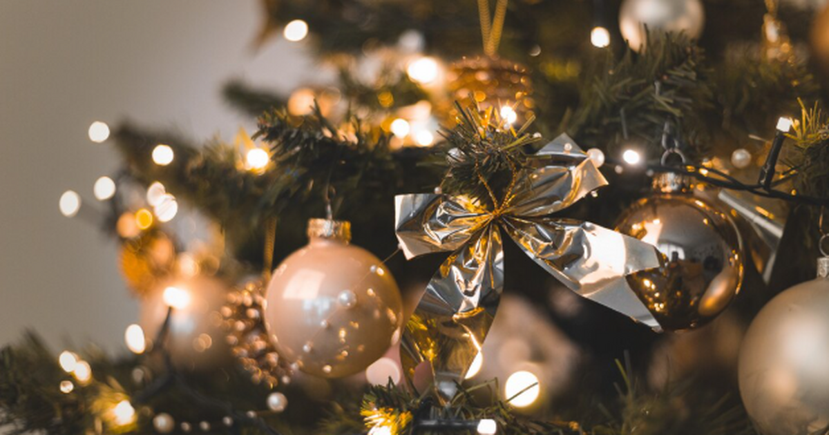 Наряжать новогоднюю елку шарами и мишурой теперь не модно: 3 самых трендовых способа украшения Тренды новогоднего декора 2025: как нарядить ёл...