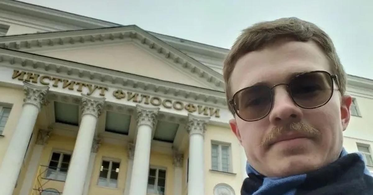 Самарский учитель провел финальный урок в формате стендапа Алексей вышел на сцену в образе юмористического...