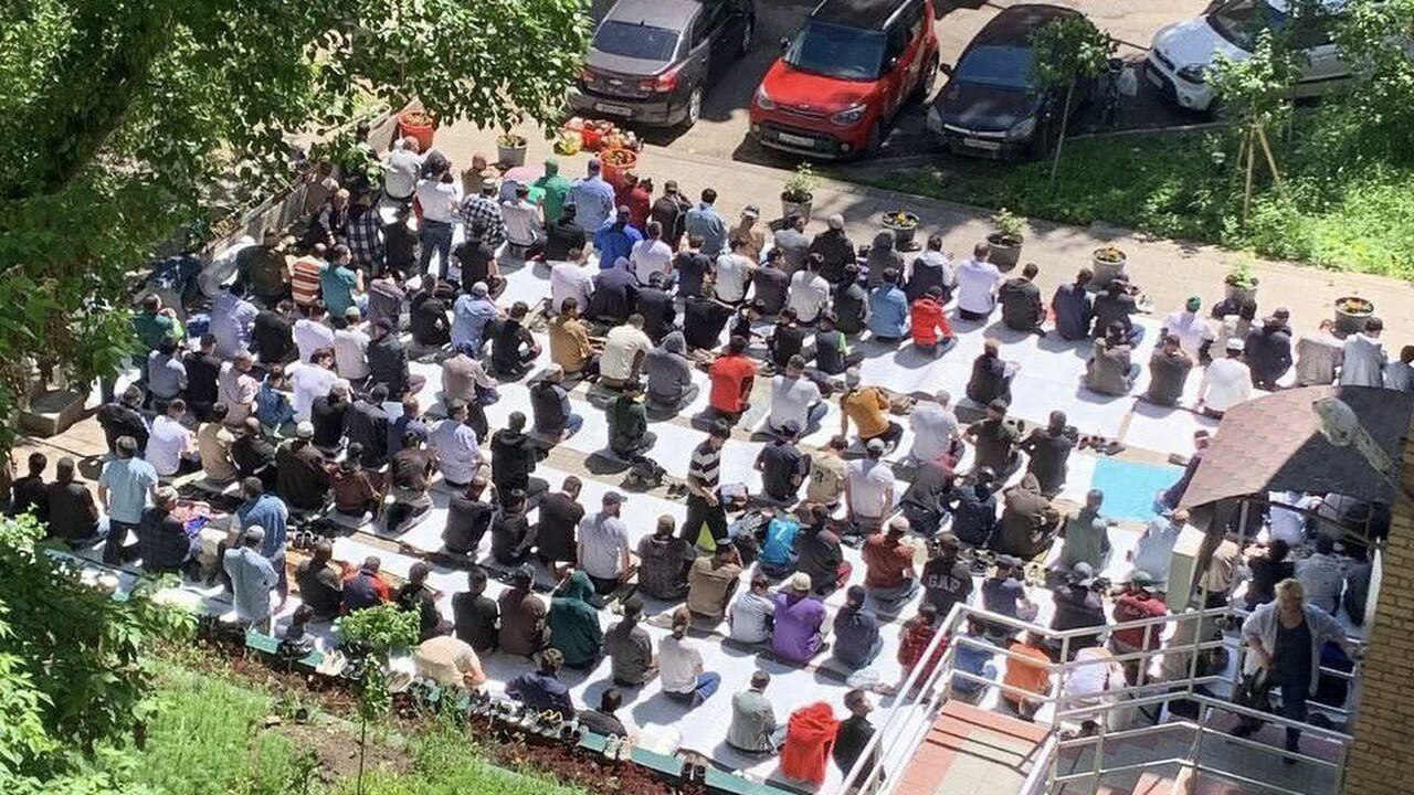 В Самаре оштрафовали главу районного объединения мусульман за массовый намаз Жители Мехзавода давно жаловались на массовые м...