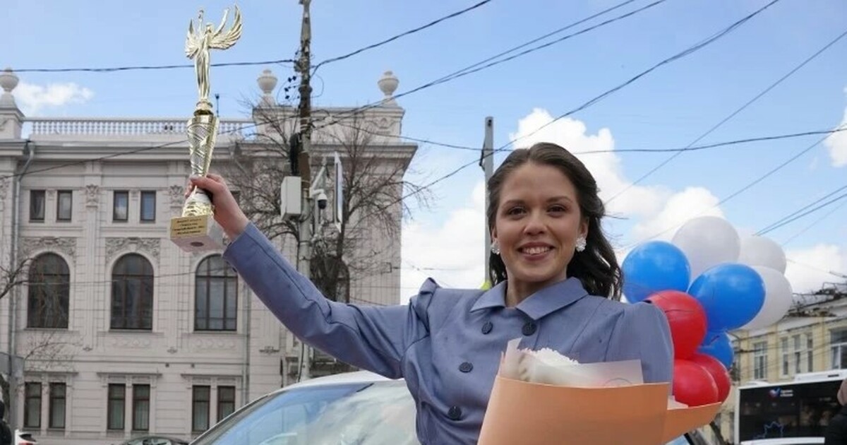 Она преподает биологию в лицее "Престиж"