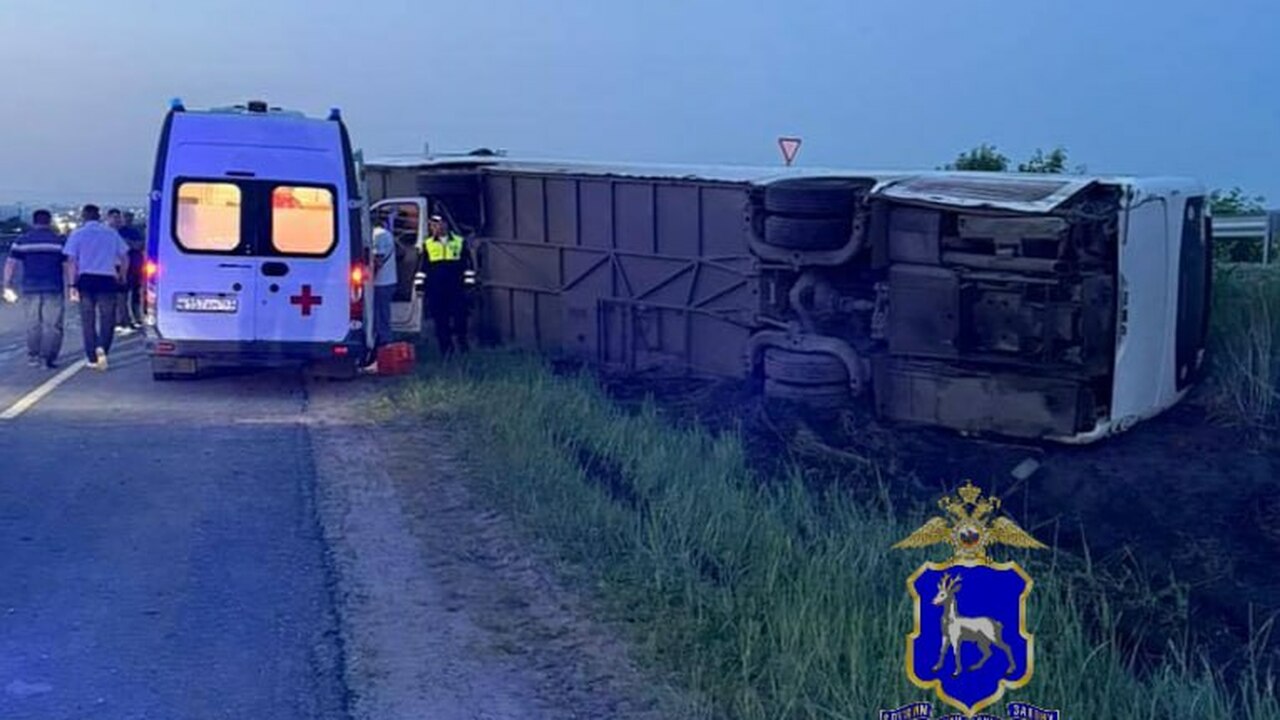 6 июня в Самарской области опрокинулся пассажирский автобус, пострадало 5 человек По ходу движения автобус врезался в отбойник и ...