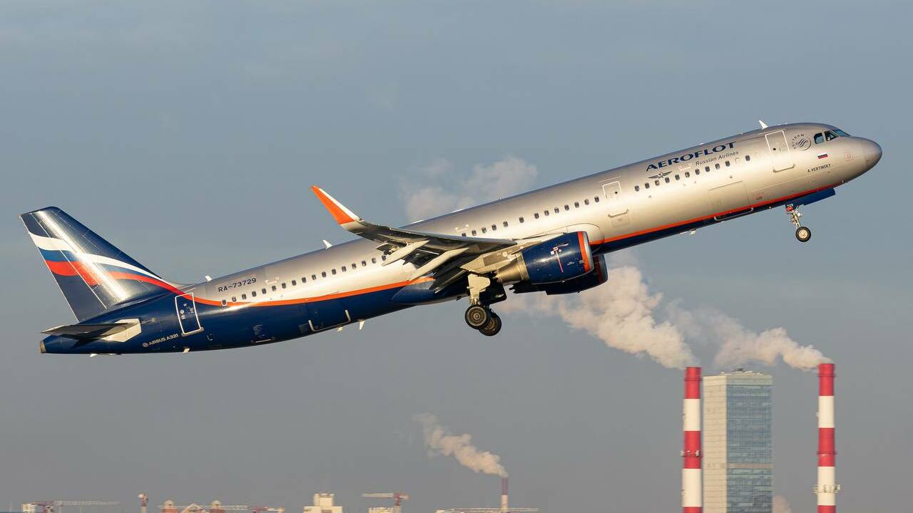 7 июля в небе над Самарой пилоты Airbus A-321 обнаружили неизвестный объект Объект был зафиксирован бортовой системой преду...