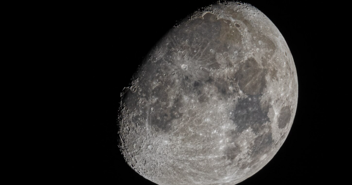 Ученые обнаружили новый кратер на Луне диаметро...