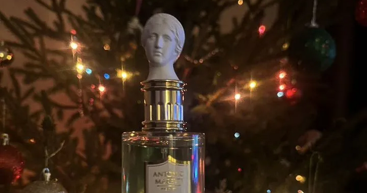 Среди них  увлажнитель воздуха, парфюм и книга