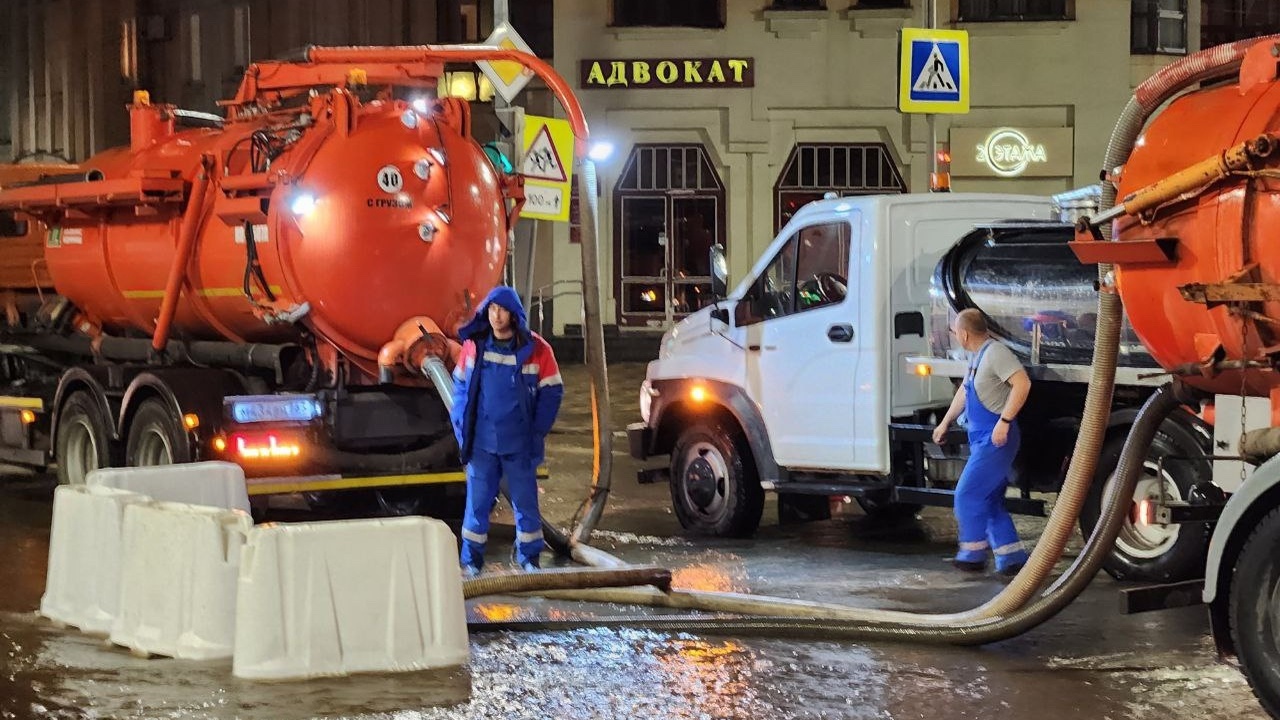 Авария на водопроводе парализовала движение в центре города — кадры с места ЧП В Самаре вечером 19 мая на перекрестке улиц Вил...