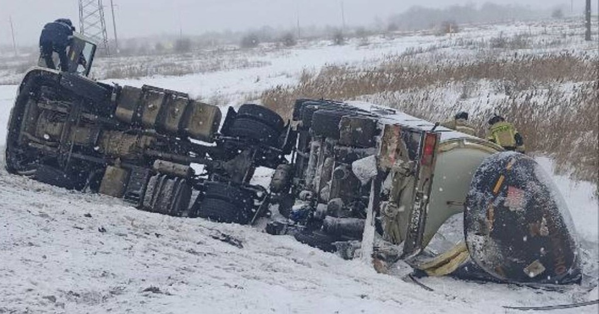 Ликвидацией последствий ДТП занимались спасатели