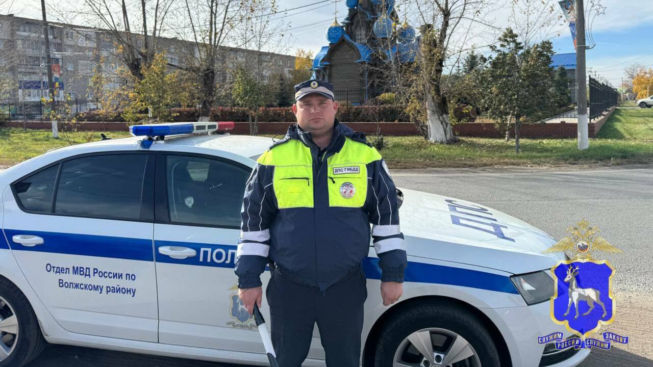 Инспектор ДПС Волжского района помог доставить больного в медучреждение Женщина сообщила инспектору о плохом самочувств...