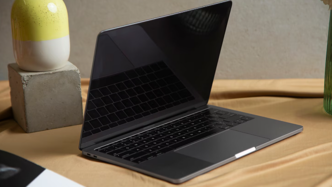 Самарский «ЕИРЦ» объяснил покупку MacBook экономическими причинами Чиновники приобрели ноутбук Apple MacBook Air 1...