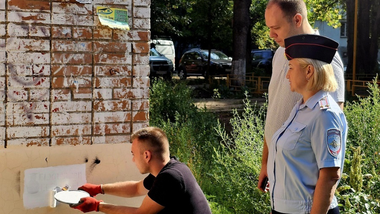 В ходе акции уничтожаются незаконные надписи, с...