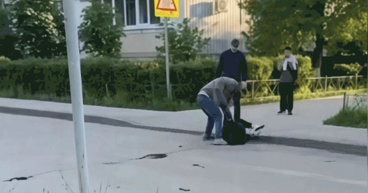В Тольятти полиция проверяет нападение мужчины на 13-летнего подростка Видеозапись происшествия была опубликована в со...