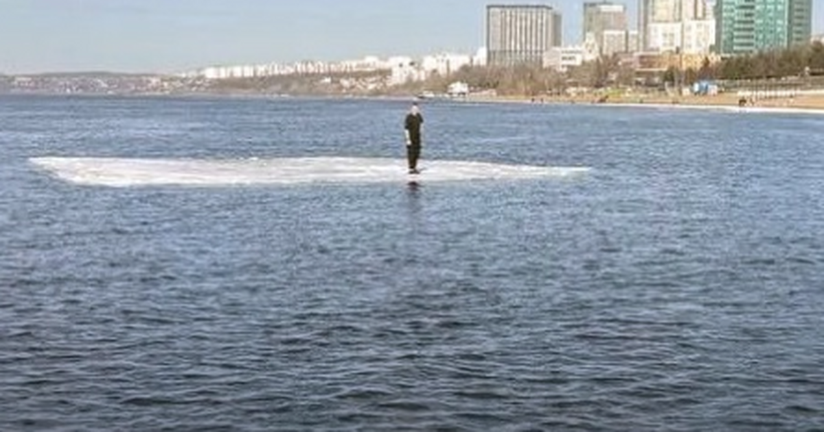 Мужчина 2003 года рождения забрался на отколовш...