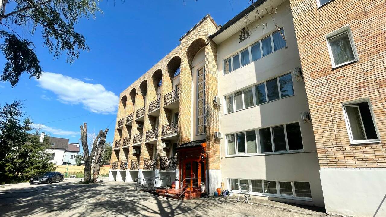 В Самаре продолжается конфликт вокруг пансионата для пожилых "Зеленая роща" Судьба пансионата будет решаться в судебном пор...