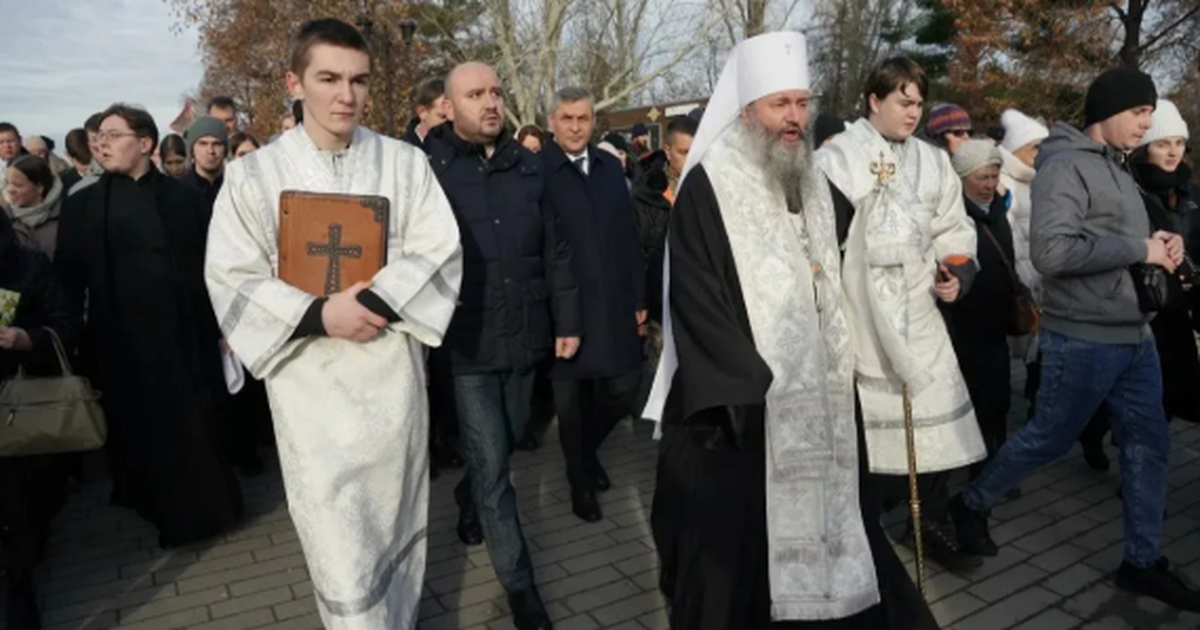 Он также принял участие в молитвенном шествии