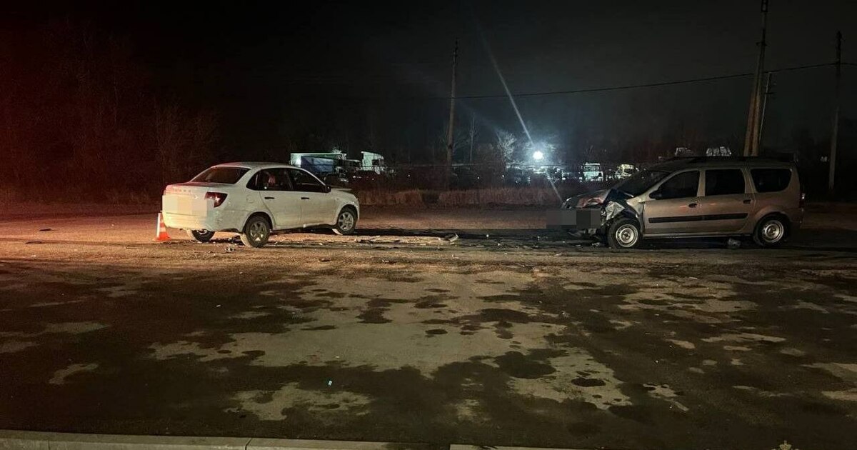 Женщина за рулем Lada Largus выехала на встречн...