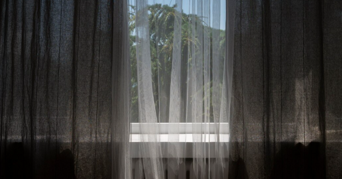 Окна — как глаза дома. Потускневший тюль сразу ...