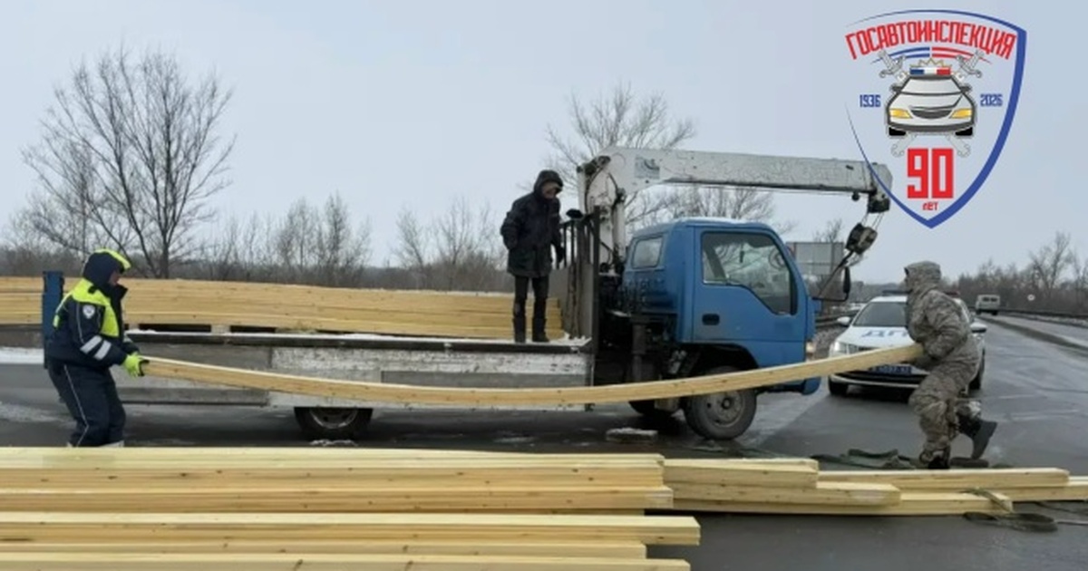 Инспекторы ДПС в Самарской области помогли водителю грузовика Полицейские помогли собрать рассыпавшийся по до...