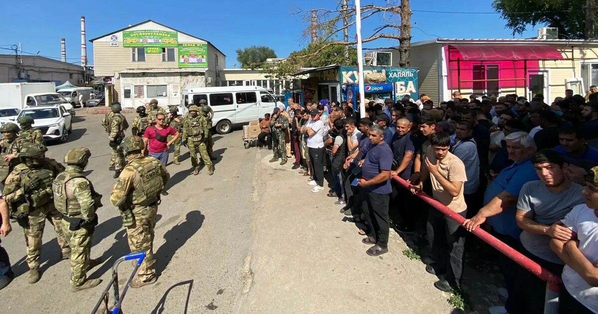 Массовая облава на мигрантов прошла на самарском рынке на Олимпийской На овощной базе Самары прошел рейд силовиков. П...
