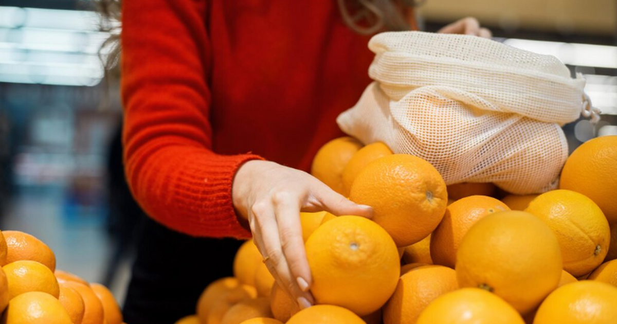 Продуманные хозяйки теперь массово скупают лимоны: как заморозка превращает их в «супер-вещь» для кухни Выбрасываете засохшие лимоны? Напрасно! Этот тр...